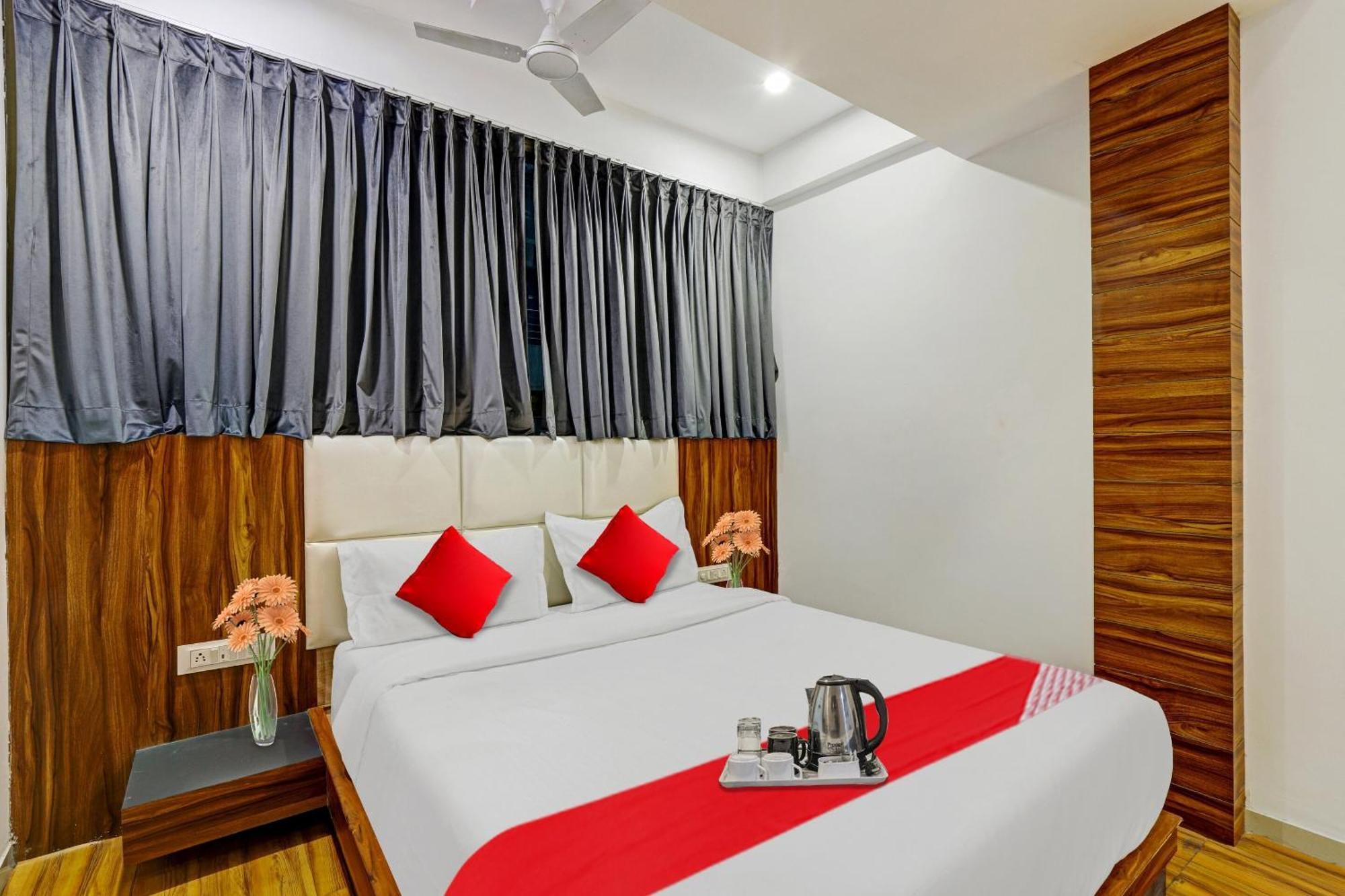 Hotel O Max Surat Exterior foto