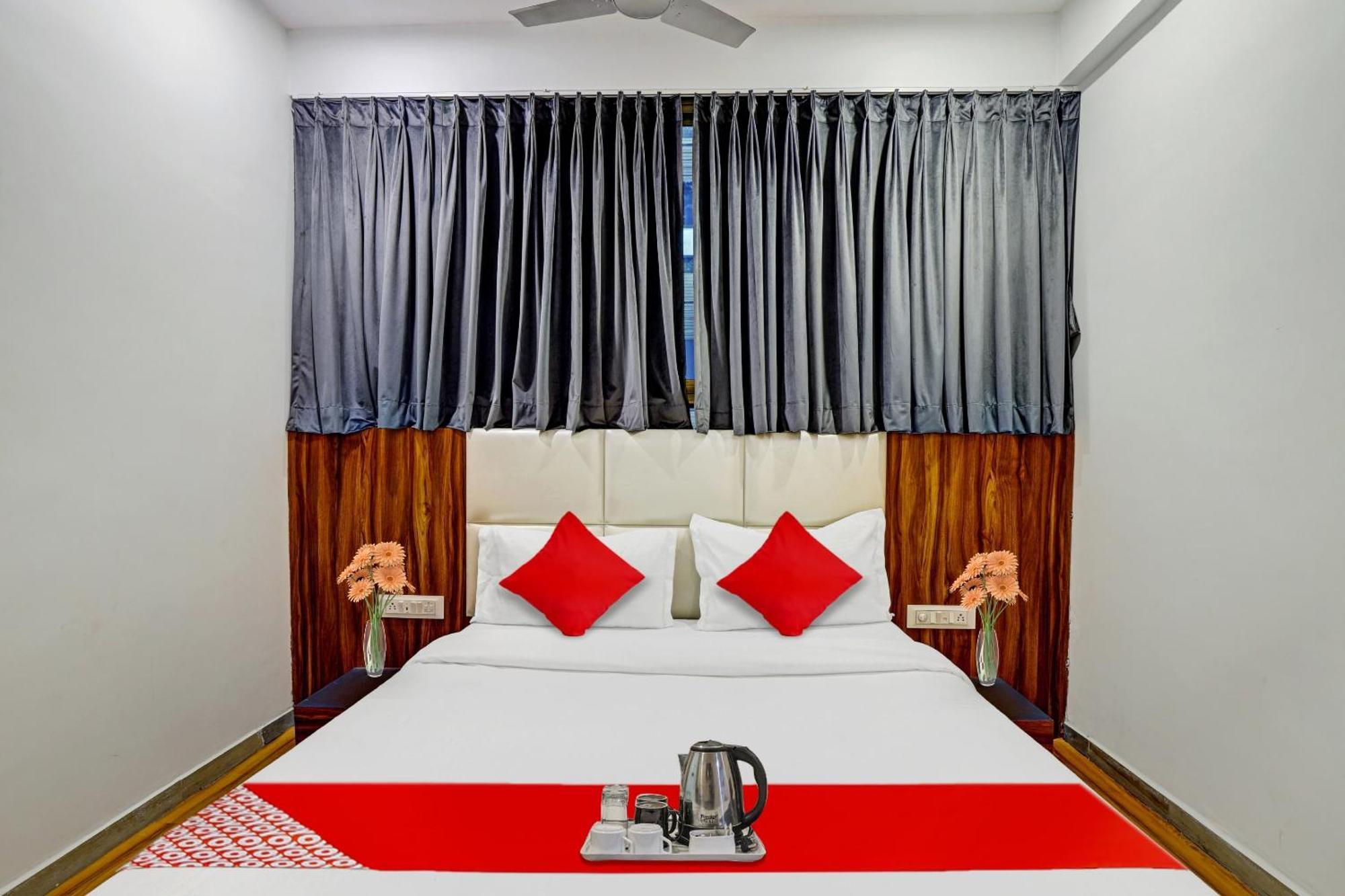 Hotel O Max Surat Exterior foto