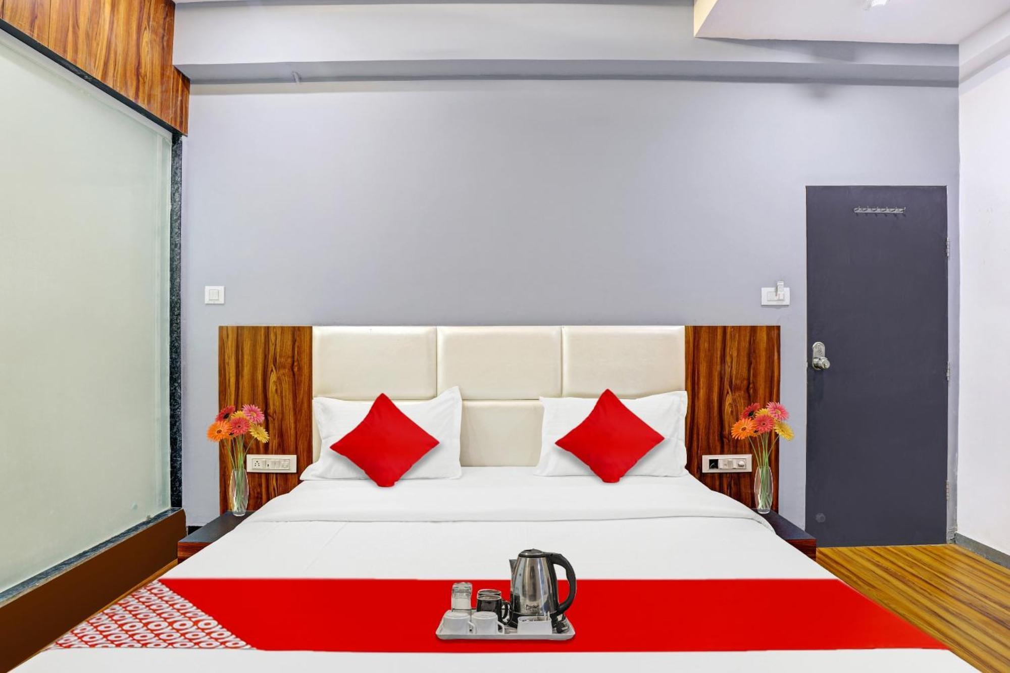 Hotel O Max Surat Exterior foto