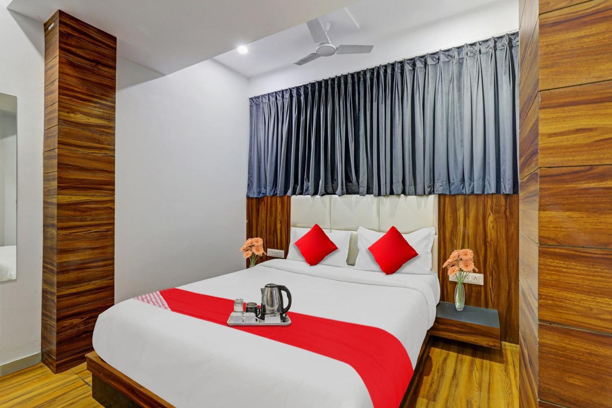 Hotel O Max Surat Exterior foto