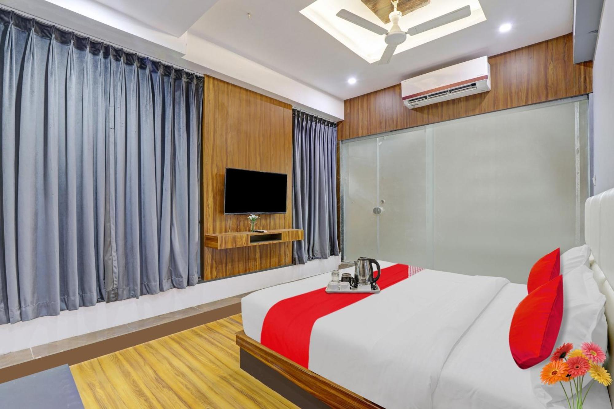 Hotel O Max Surat Exterior foto